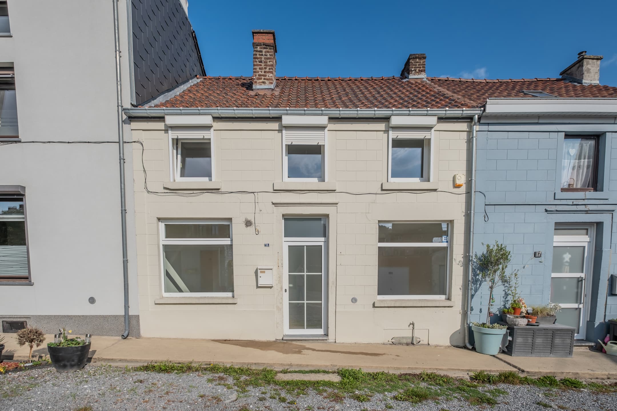 Maison à Roux : À LOUER – MAISON ENTIÈREMENT RÉNOVÉE 2 CHAMBRES + BUREAU